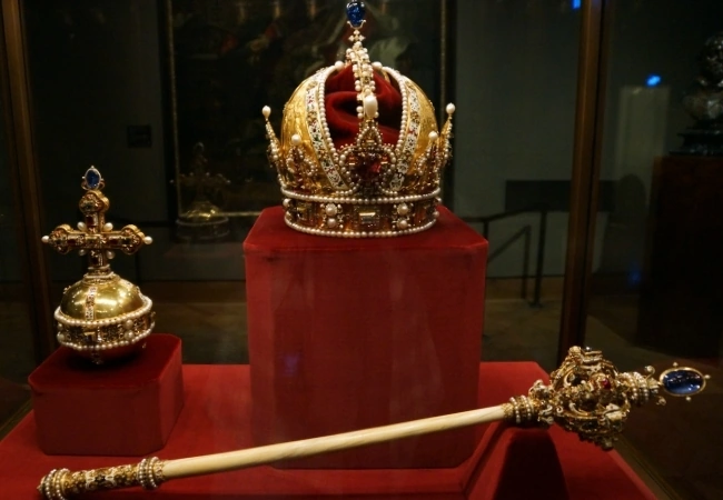 The Imperial Treasury Kaiserliche Schatzkammer 